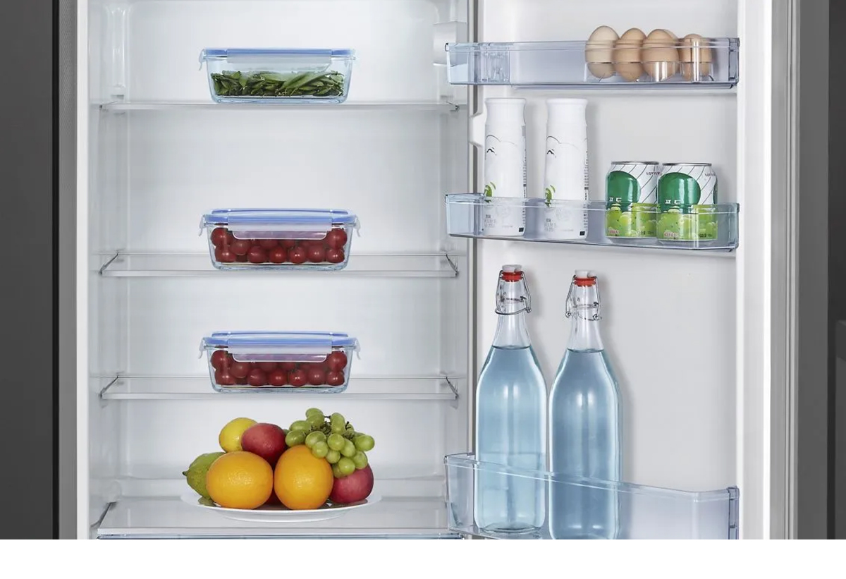 Απεικονίζεται κοντινό στα ράφια.